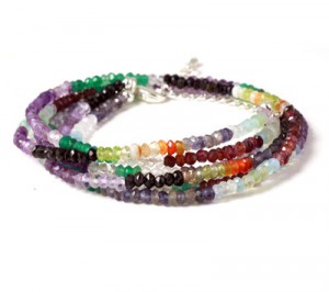 Armbnd med sm perler af halvdelsten