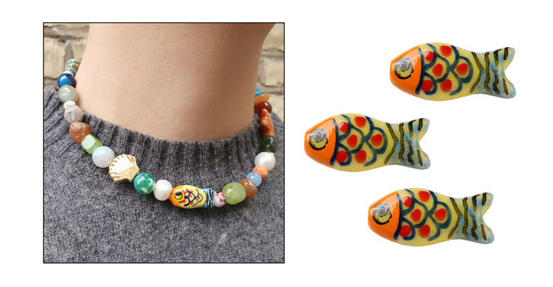 Farverig halsk�de med perler af sten og keramik