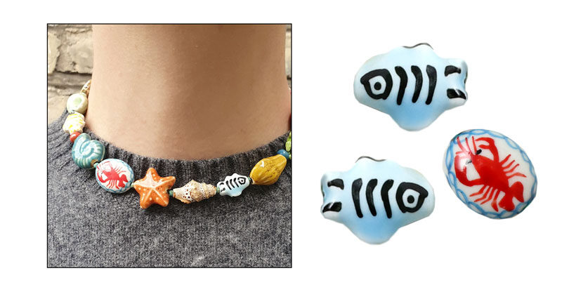 Perlehalsk�de med bl� keramikfisk