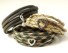 Paracord-Armband mit Charms