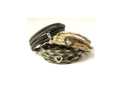 Paracord armbånd med charms.