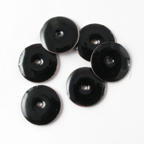 Enamel charm, black/silver coin w. hole in the middle, 12mm, 4pcs.
