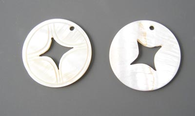 Mother-of-pearl, disc with stars, natural white, 30mm. 2 stk.