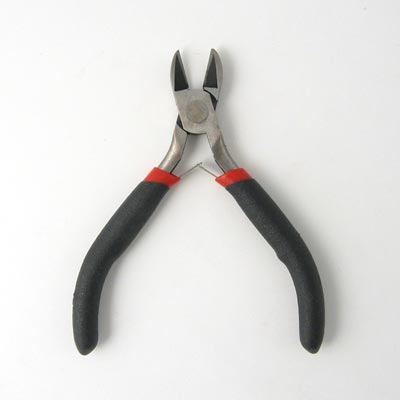 Side-cutter pliers for small items and silver, beginner level.