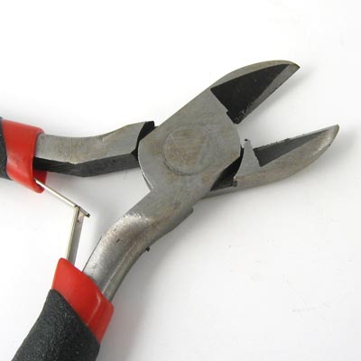 Side-cutter pliers for small items and silver, beginner level.
