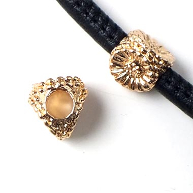 Marguerite, 3-sided, gilded, 10x10mm, with a hole size of 4.5mm, 1pc.