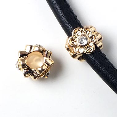 Buttercup w. crystals, 3-sided, gilded brass, 10x10mm, w. 5mm hole, 1pc.