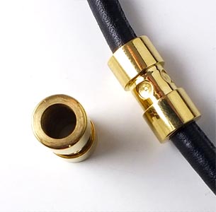 Long cylinder w. four indentations and rabbet, gilded stainless steel, 6mm hole, 1pc.