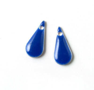 Enamel charm, slim navy blue teardrop, 15x7mm, 2pcs.