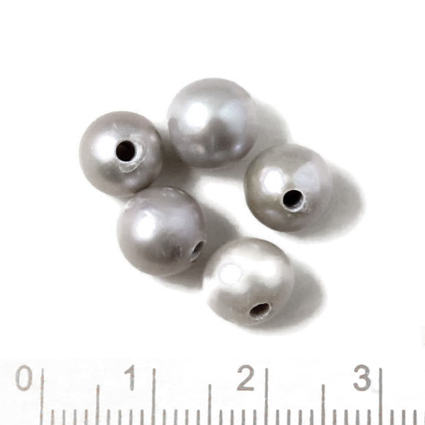 Frershwaterpearl, silvery grey, round, ca. 7 mm, large 1.5mm hole, A-grade, 4pcs