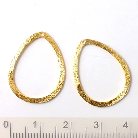 Gilded silver, flat teardrop-outline, brushed, 0.9mm hole at the top, 24x20mm, 2pcs
