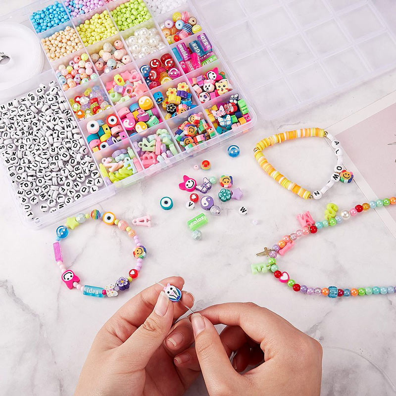 Jewellery set, seed beads, acrylic beads, scissors, elastic cord, pendants etc. in box, 20x19 cm