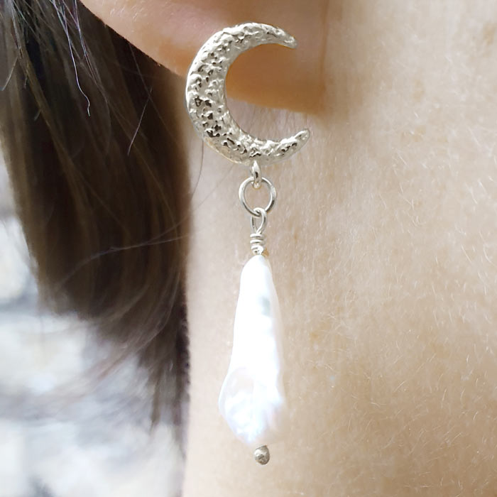 Stud earrings, hammered crescent moon with loop, 14x10 mm, silver, 2 pcs.