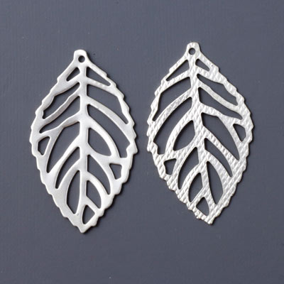 Silhouette-charm, frosted silver plated, outlined leaf, grooved backside, 30x25mm, 2pcs.