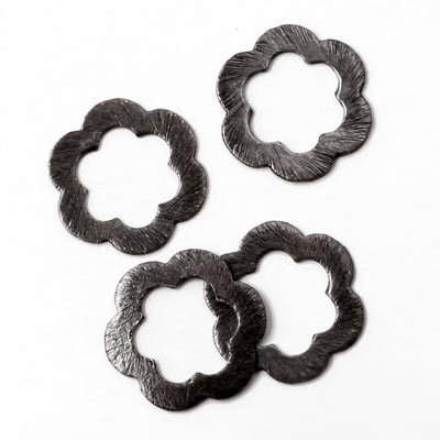 Black brass, outlined flower shape, brushed surface, 17,5mm, 4pcs