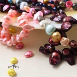 S&uuml;&szlig;wasserperle, barock, dunkelblau, changierend, ca. 6x5 mm. Strang, ca. 75 Stk.