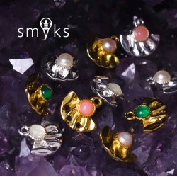 Zwischenst&uuml;ck, F&auml;cher, 3 L&ouml;cher, &Ouml;se und gr&uuml;ner Onyx, vergoldetes Silber, 10x10 mm. 2 Stk