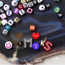 Acryl, Buchstaben-M&uuml;nzen, schwarz mit wei&szlig;en Buchstaben, 7x4 mm, 30 Stk.