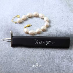 The Bead Knotter - schwarz, ein Knotenbinder f&uuml;r Perlenhalsketten, 1 Stk