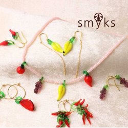 Glass charm, small red chilli fruit-shape, length 14-17 mm, 10pcs