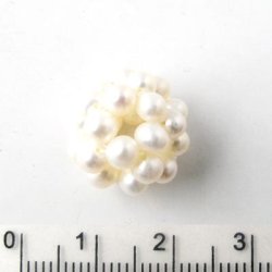 Perlenbeeren, von wei&szlig;en unebenen S&uuml;&szlig;wasserperlen, ca. 14 mm,1 Stk.
