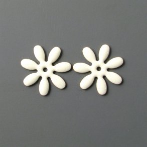 Enamel, white marguerite-shape, gilded, 18mm, 2pcs.