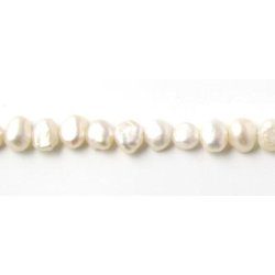 Swasserperle, ganzer Strang, barock, wei, 4,5x5,5x3 mm, A-grade, ca. 80 Stk.