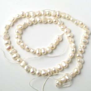 Swasserperle, ganzer Strang, barock, wei, A-grade. 5,5x6,5 mm, ca. 65 Stk.