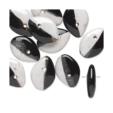 Porcelain perle, sort-hvid flad oval, 25 mm, 2 stk