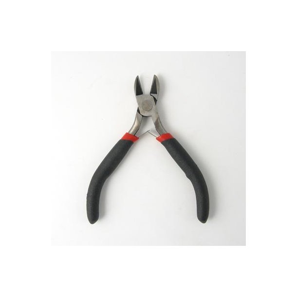 Side-cutter pliers for small items and silver, beginner level.