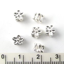 30 Stk., versilberte Perlen, Blume, 5,5x4,5 mm