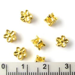 30 Stk., goldfarbene Perlen, Blume, 5,5x4,5mm