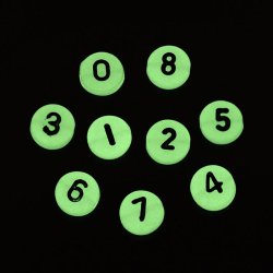 Acryl, Zahlenm&uuml;nze, nachleuchtend mit schwarzen Zahlen, sortiert, 7x3,5 mm, 30 St&uuml;ck.