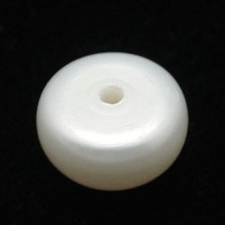 S&uuml;&szlig;wasserperlen, wei&szlig;, flache R&uuml;ckseite, angebohrt, 5,5-6 mm, A-grade, 2 Stk