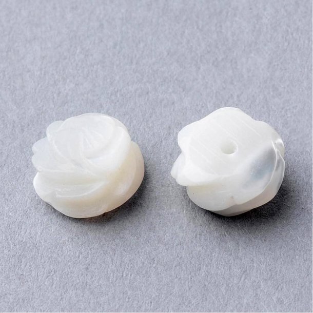 Bl&uuml;te, angebohrt, wei&szlig;, Perlmutt, 8x4,5 mm, angebohrt, Lochgr&ouml;&szlig;e 0,7 mm, 4 Stk.