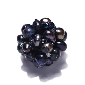 Perlenbeere aus blauen ungleichmäßigen Süßwasserperlen, Durchmesser ca. 16 mm. 1 Stück.