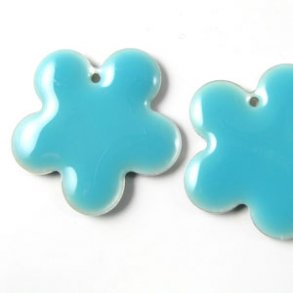 Emalje vedhng, stor lysbl blomst, 27 mm, 2 stk