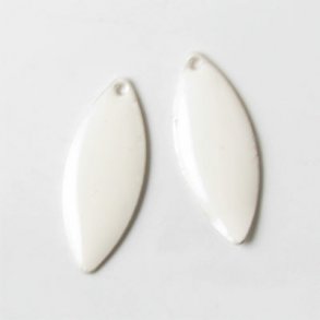 Emaille-Anhänger, weiß, spitz, 24x10 mm, 2 Stk.