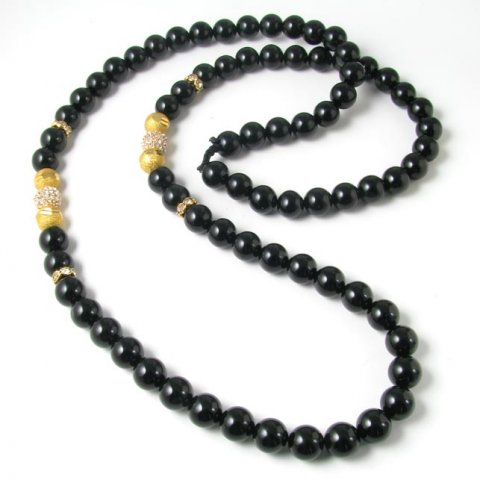 Halskæde på sort polyestersnor m. 10 mm onyx og krystalbesatte perler.