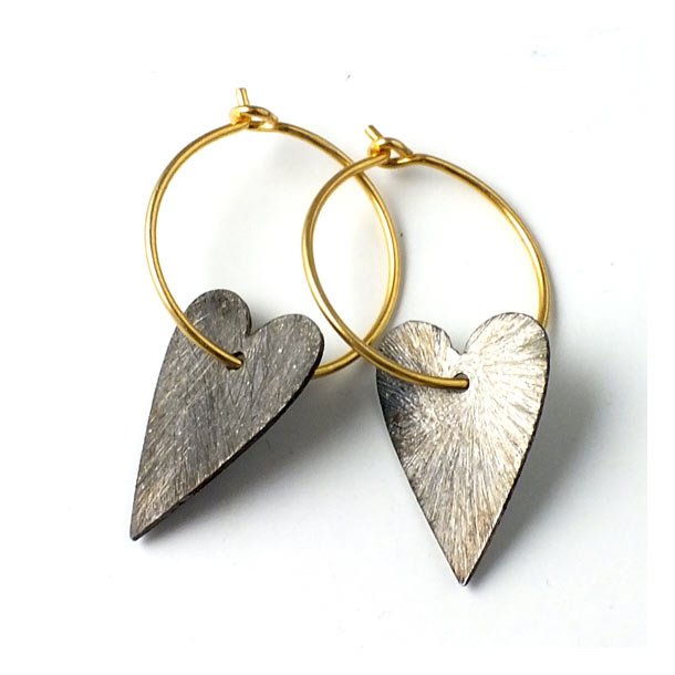 Hoop earrings in gilded silver, with black oxidised brushed silver heart.