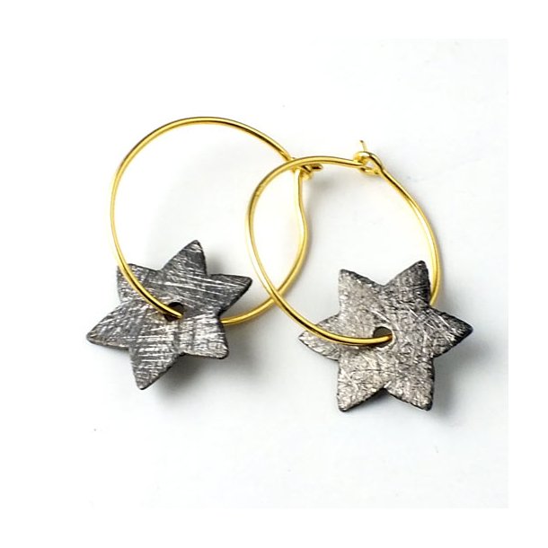 Hoop earrings in gilded silver, with oxidised brushed silver star.
