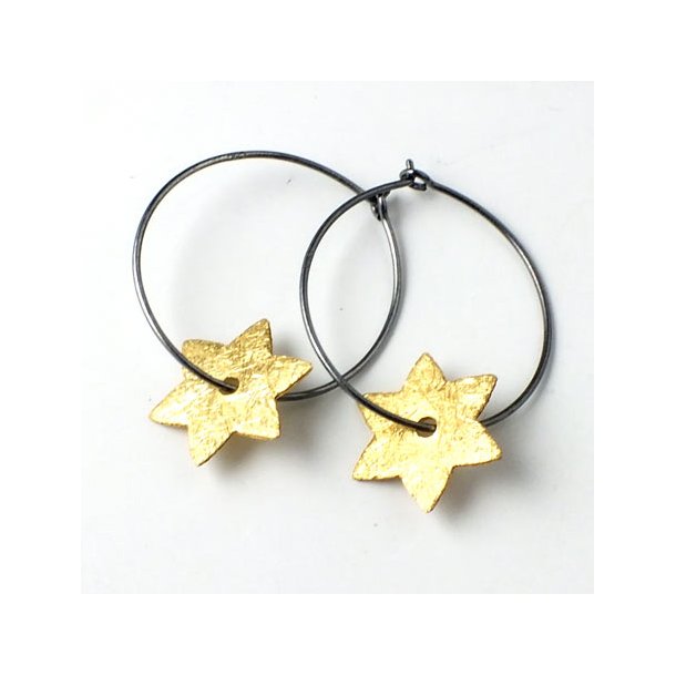 Hoop earrings in oxidised silver, with gilded brushed star.