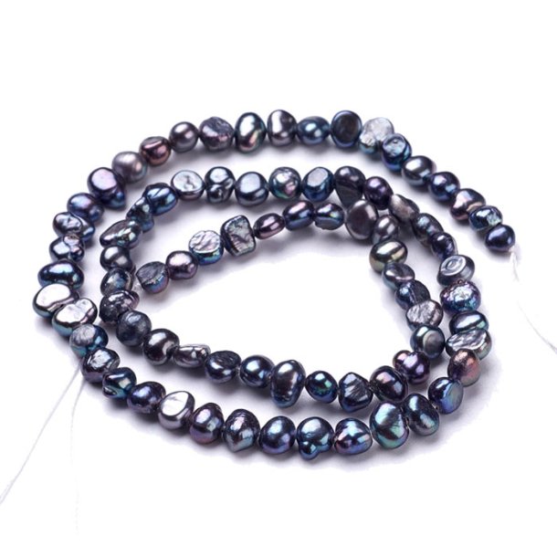 Freshwater pearl, baroque, dark-blue, AB, ca. 6x5 mm. Strand, ca. 75pcs.