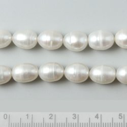 S��wasserperle, ganzer Strang, wei�, reisf�rmig,  ca. 11x8,5 mm, ca. 31 Stk