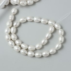 S��wasserperle, ganzer Strang, wei�, reisf�rmig,  ca. 11x8,5 mm, ca. 31 Stk