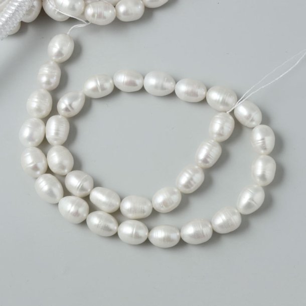 S��wasserperle, ganzer Strang, wei�, reisf�rmig,  ca. 11x8,5 mm, ca. 31 Stk