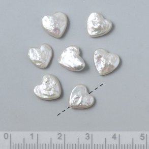 Swasserperle, Herz, perlmuttwei, flach, ca. 10x9x3 mm, A-grade, 4 Stck.