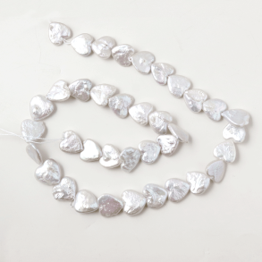 S��wasserperle, Herz, Strang, perlmuttwei�, flach, ca. 11x11x4 mm, 36 St�ck.