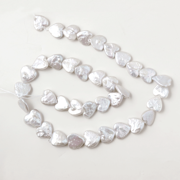 S��wasserperle, Herz, Strang, perlmuttwei�, flach, ca. 11x11x4 mm, 36 St�ck.