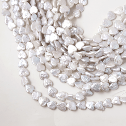 S��wasserperle, Herz, perlmuttwei�, flach, ca. 11x11x4 mm, 2 St�ck.